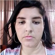 Profesora imparte clases a niños de preescolar, primaria y colegio